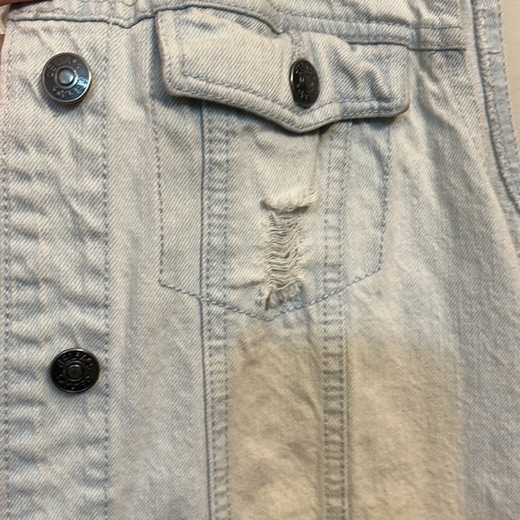 Size XL Delia’s sleeveless distressed light wash denim jacket. - Picture 3 of 4